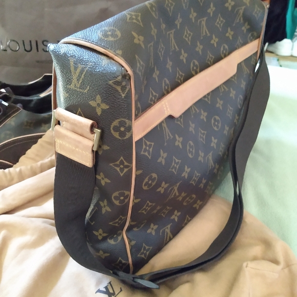 Louis Vuitton (Authentic) Messenger Bag - Picture 3 of 12
